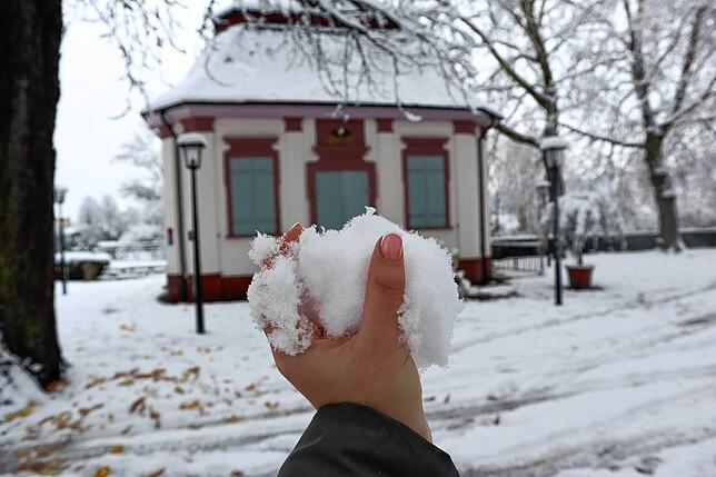 Schnee hüllt den Park in ein Winterkleid.