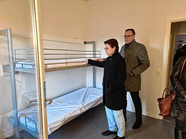 Die baden-württembergische Justizministerin Gentges und Migrations-Staatssekretär Lorek in einem Raum im Ankunftszentrum Sandholm.