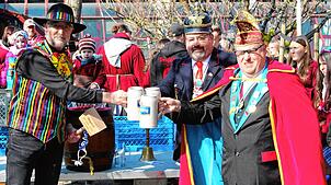 Nach Fassanstich ein Wohl auf den Schällenmarkt wünschten Bürgermeister Michael Thater, Dorfbüttel Matthias Huber und Narren-Chef ...