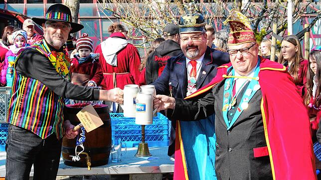 Nach Fassanstich ein Wohl auf den Schällenmarkt wünschten Bürgermeister Michael Thater, Dorfbüttel Matthias Huber und Narren-Chef ...