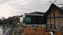 Der Blick fällt vom Saunagarten auf das Hauptgebäude der Therme. Sie wurde mit großem Aufwand saniert und umgebaut.