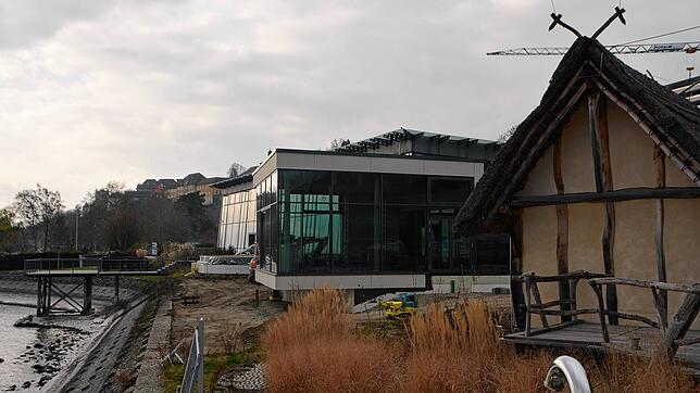 Der Blick fällt vom Saunagarten auf das Hauptgebäude der Therme. Sie wurde mit großem Aufwand saniert und umgebaut.