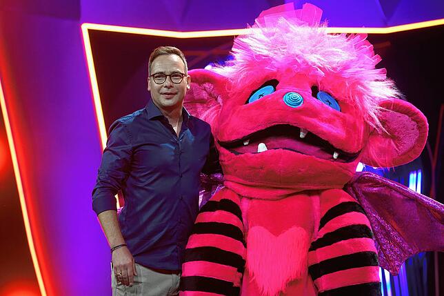 Auch den ewig jungen Matthias Opdenhövel (hier neben dem Monsterchen aus der ProSieben-Show „The Masked Singer“) erwischt es ...