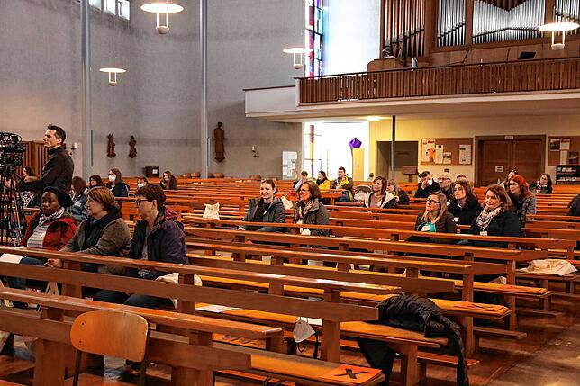 Erzieher und Leiterinnen von Kindertageseinrichtungen verfolgen die Diskussion in der St. Meinradskirche. Bild: Natalie Reise