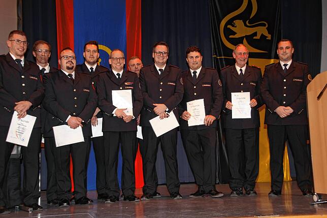 Diese Feuerwehrmänner wurden bei der Hauptversammlung von Kommandant Mario Dutzi (rechts) befördert (von links): Markus Kupczik, ...