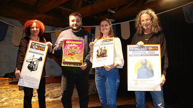 Sie freuen sich auf das 19. World-Town-Festival in Waldshut-Tiengen (von links) Kulturamtsleiterin Kerstin Simon und ihre Mitarbeiter ...