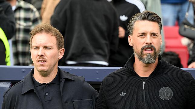 Vorm 0:2 gegen Frankreich singen Bundestrainer Julian Nagelsmann (l) und sein Assistent Sandro Wagner letztmals zusammen am ...