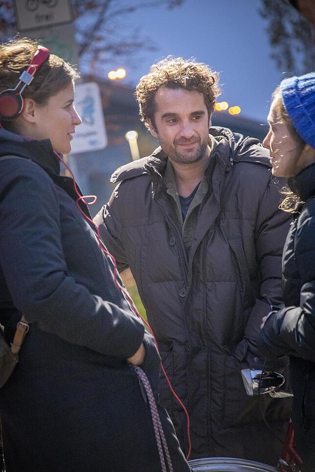 Oliver Wnuk unterhält sich in einer Pause mit Regisseurin Katja Benrath (links) und Drehpartnerin Franziska Wulf (rechts).