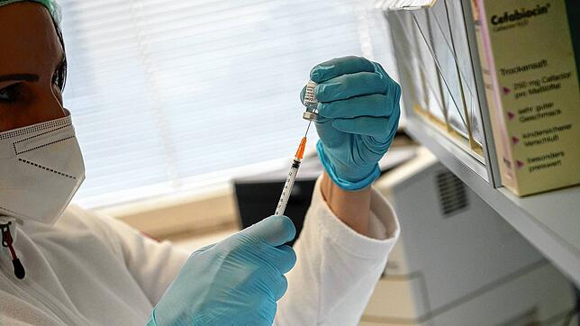 In einer Hausarztpraxis wird eine Spritze mit dem Biontech-Impfstoff Comirnaty gegen das Coronavirus aufgezogen.