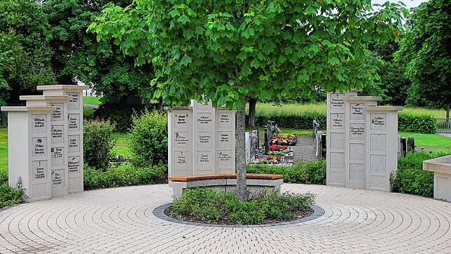 Nur noch wenige Urnenkammern stehen derzeit in den Urnenstelen auf dem Schwenninger Friedhof zur Verfügung. Deshalb kauft die Gemeinde ...