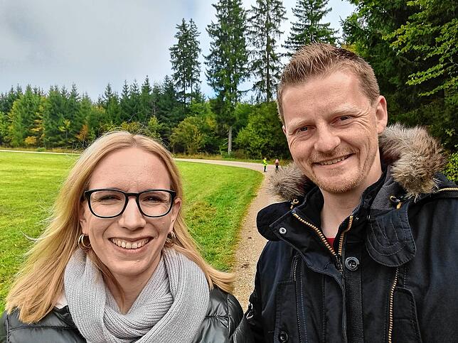 Simon und Anita Gröger bei einem Sonntagsspaziergang im Umkreis von Tuttlingen. Im Hintergrund auf dem Weg sind ihre beiden Kinder zu sehen.