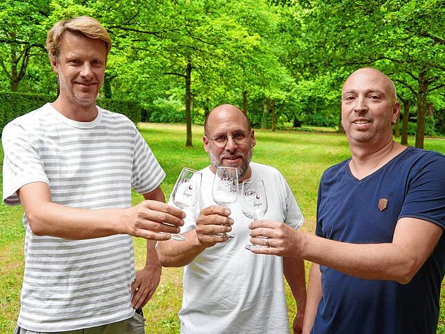 Sie stoßen auf ein gelungenes Weinfest an (von links): Die Organisatoren des Weinfestes Tommy Spörrer, Kay Brüggemann und Frank ...