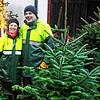 Yvonne und Samuel Rist vom Hansenhof im Deggenhausertal verkaufen in der Woche vor Heiligabend jeden Tag Christbäume von der eigenen ...