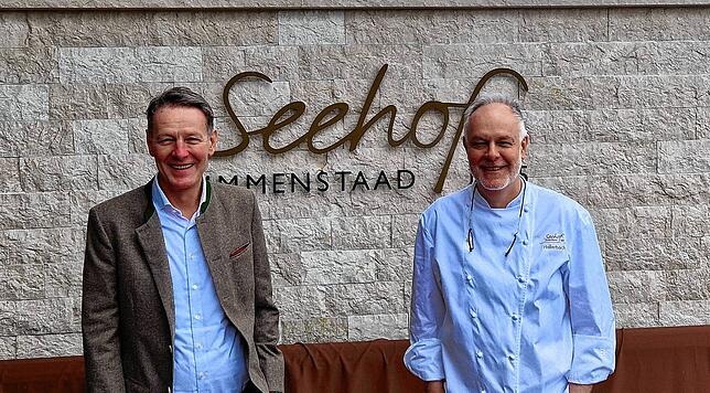 Frank (links) und Jürgen Hallerbach vor ihrem Hotel. Schon seit einiger Zeit gehen sie mit ihrem Ausbildungskonzept neue Wege.