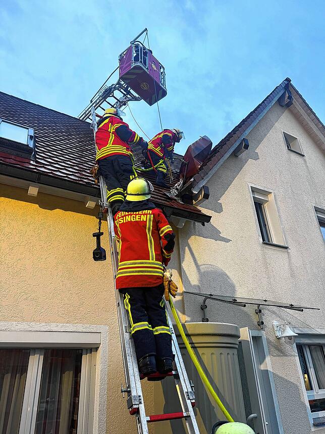 Vor allem die verwinkelte Lage hat die Einsatzkräfte der Höhenrettungsgruppe der Feuerwehr Singen auf den Plan gerufen.