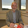Kreisverbandsgeschäftsführer Winfried Baumann mit der neuen Rotkreuzdose. Bilder: Sabine Naiemi
