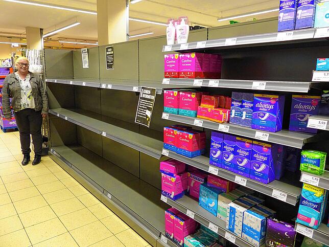 Keiner kann´s erklären, aber die Regale mit Toilettenpapier sind oft leer. Dennoch gibt es täglich Nachschub – auch in wichtigeren ...