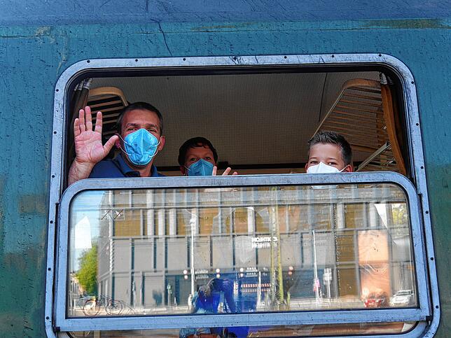 Wie das im Fenster gespiegelte Einkaufszentrum Cano zeigt, fuhr die Etzwiler Bahn im vergangenen Jahr 2021 wieder in Singen ab. Familie ...