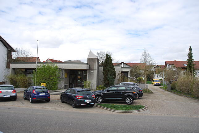 Vorderansicht der alten Post, dort ist ein Dorf- und Marktplatz geplant.