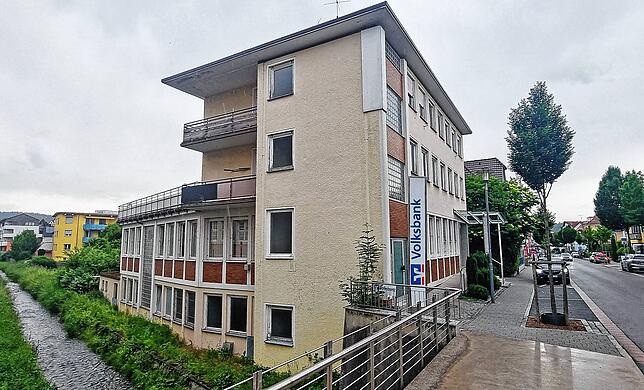 Die Filiale der Volksbank Überlingen in der Stockacher Schillerstraße soll abgerissen und durch einen Neubau ersetzt werden.