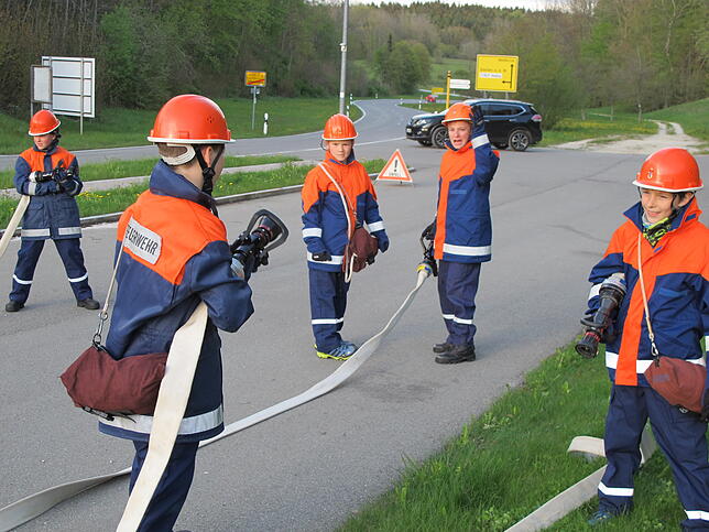 Absprachen sind wichtig: Die Mädchen und Jungen der Jugendfeuerwehr beim Üben eines Löscheinsatzes.