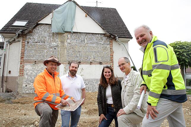 Am Fundort: Kreisarchäologe Jürgen Hald, Architekt Benjamin Heller, Bauherrin Sandra Schmidt, Grabungstechniker Oliver Henrici und der ...