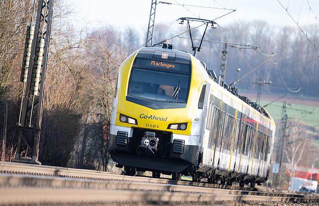 Eine Bahn des Bahnbetreibers GoAhead fährt auf der Filstalbahnstrecke. Pendler klagen hier seit Wochen über chaotische Zustände.