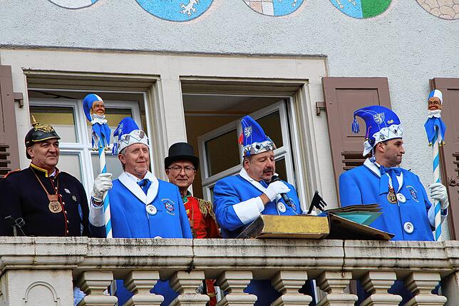 Bild 3: Bilder der Fasneteröffnung mit Schlüsselübergabe am Rathaus