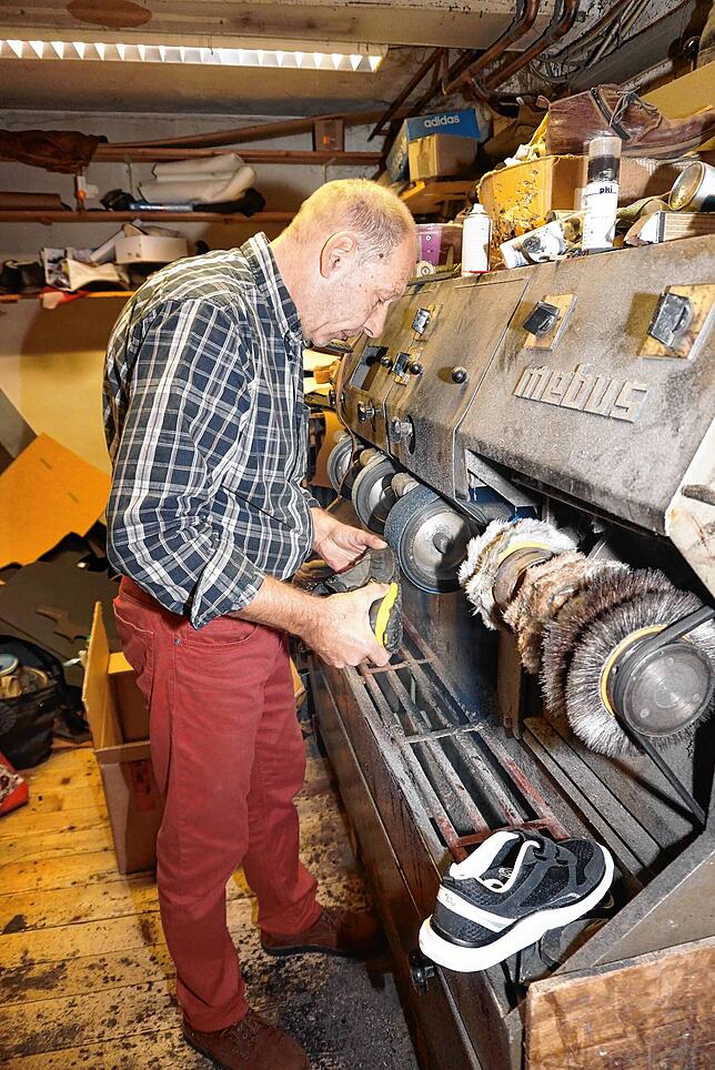 Der Schuhmacherberuf hat viele Fcetten. Hierzu zählt auch das Polieren mit der Poliermaschine