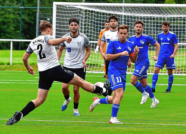 Gestoppt: Pascal Tröndle (Nr. 2) ist einen Ticken vor dem pfeilschnellen Julian Bächle am Ball und verhindert so einen weiteren ...