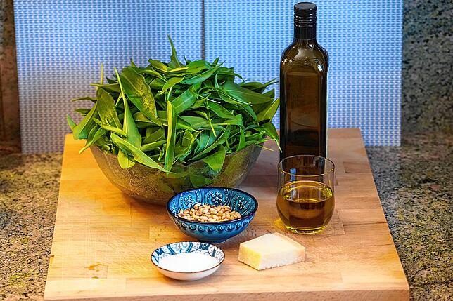 Aus nur wenigen Zutaten wie frischem Bärlauch, Olivenöl, Pinienkernen, Parmesan und Salz entsteht ein würziges Bärlauchpesto.