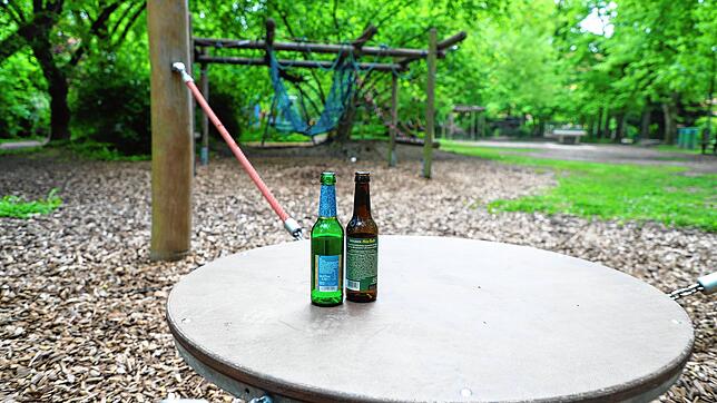 Leere Bierflaschen auf dem Spielplatz Alemannenstraße in Konstanz: Dank eines Alkoholverbots soll es so etwas künftig nicht mehr geben. ...