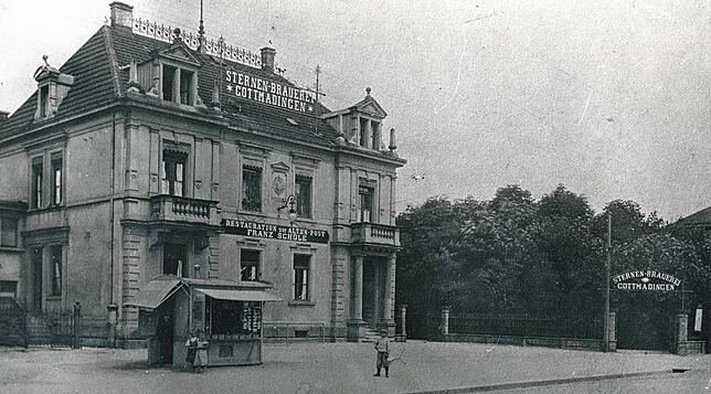 Das Gasthaus „Zur Alten Post“ mit Biergarten. Die Aufnahme stammt von 1905.