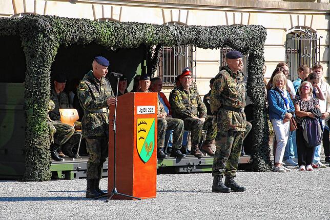 Kommandeur der Deutsch-Französischen Brigade, Brigadegeneral Christian Friedl (am Mikrofon), ist überzeugt, dass die Einsatzkräfte gut ...