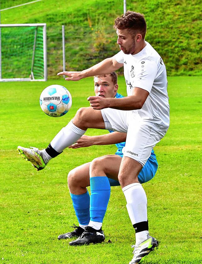Wertvoll: Niclas Markanic (vorn, gegen Pascal Tröndle) gelang kurz nach der Pauser der Ausgleich bei der 1:2-Niederlage des FC Schönau ...