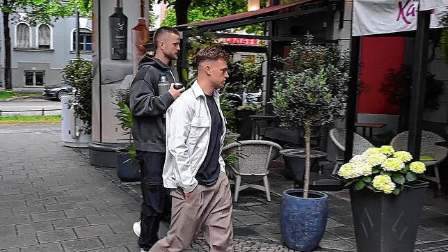 Eric Dier (l) und Joshua Kimmich vom Fußball-Bundesligisten FC Bayern München kommen am Restaurant Käfer an.