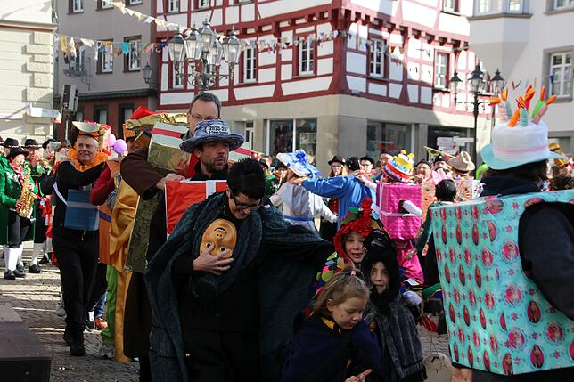 Nach tollen Rathaussturmspektakel auf dem Marktplatz gab es noch eine fröhliche Polonaise aller Beteiligten.