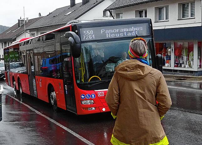 Da kommt der Bus in der Triberger Straße in Schonach, weiter geht es nach Furtwangen.
