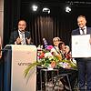 Von links: Sandra Domogalla, Alessandro Ribaudo und Matthias Weckbach, der die Ehrenbürger-Würde erhält.