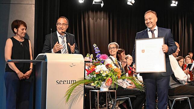 Von links: Sandra Domogalla, Alessandro Ribaudo und Matthias Weckbach, der die Ehrenbürger-Würde erhält.