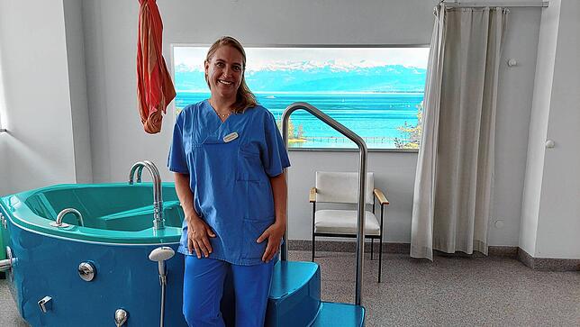 Hebamme Katharina Stamml ist überzeugt vom neuen Beleghebammensystem. Hier steht sie im Kreißsaal 1 des Konstanzer Klinikums.