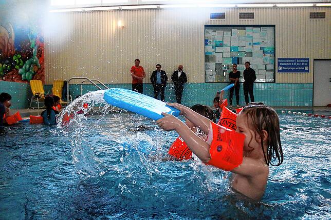 Die Kinder des Kinderhauses Sonnenschein haben im Hallennbad Mühlhofen mächtig Spaß mit den „Wasserweichmachmaschinen“, wie ...