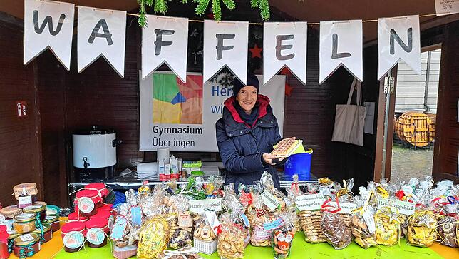 Daniela Speitel verkauft das Gymnasium Überlingen selbstgebackene Waffeln und Kekse.