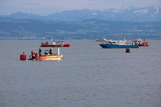 Wasserschutzpolizei, DLRG und Feuerwehr suchten über Stunden den Bereich vor der Hafeneinfahrt ab.