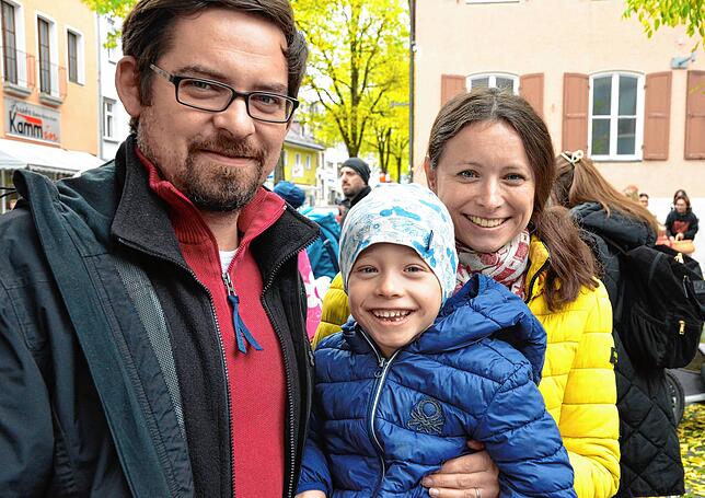 Rene Löw, Lukas und Bettina Löw (von links) sind begeistert vom Clownsauftritt des Meersburger Kinderzirkus. Begeistert war Lukas auch ...