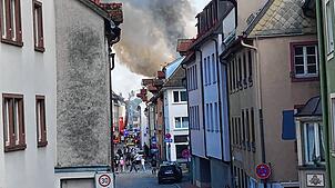 Von der SÜDKURIER-Redaktion aus ist die Rauchwolke über der Villinger Innenstadt zu sehen.