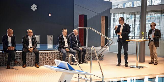 Ausnahmsweise im Anzug statt in der Badehose (von links): Norbert Reuter, Chef der Stadtwerke Konstanz, Architekt Arnold Wild, ...