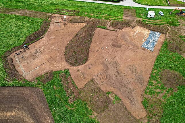 Die Ausgrabungsfläche Röschberg-Süd. Links ist der Grundriss eines landwirtschaftlichen Nebengebäudes mit den Maßen 19 mal 13 Metern. ...