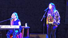 Das Duo „Suchtpotenzial“ mit Ariane Mülzler (links) und Julia Gámez Marti  war am vergangenen Freitag im Gloria-Theater in Bad Säckingen ...