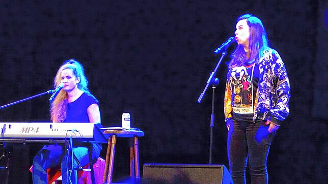 Das Duo „Suchtpotenzial“ mit Ariane Mülzler (links) und Julia Gámez Marti  war am vergangenen Freitag im Gloria-Theater in Bad Säckingen ...